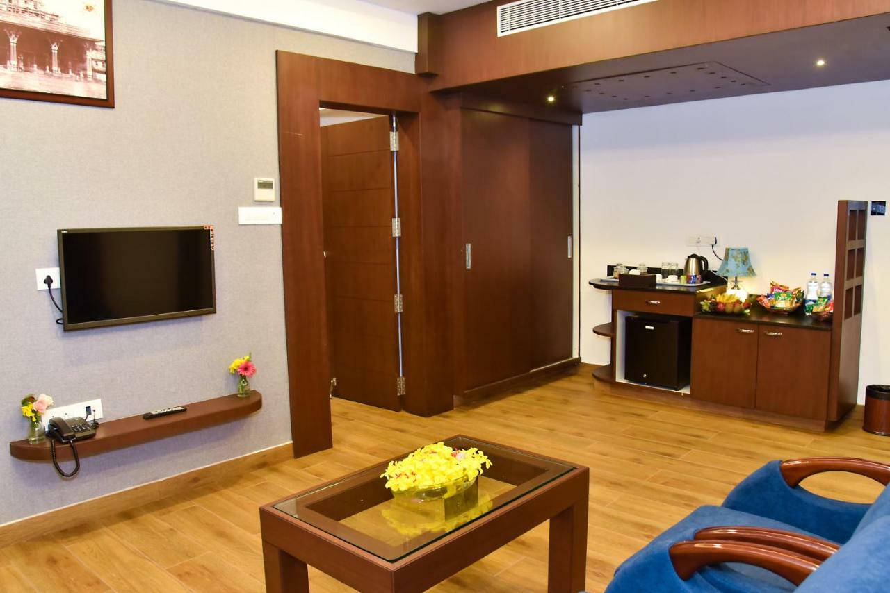 Silver Oak Hotel Mysore Exterior photo